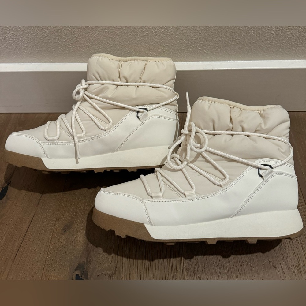 Women’s All in Motion Cara Thermolite Cream Winter Boot Size 9